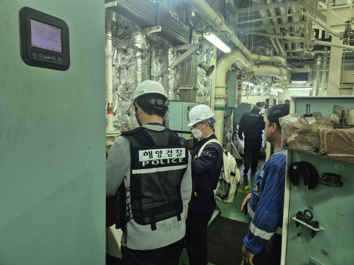 해경이 마약류 밀반입 차단을 위한 외국적 선박을 점검하고 있다. 여수해경 제공