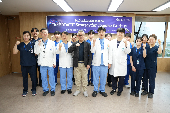 동강병원은 9일 울산 중구 동강병원 남관 회의실에서 일본 오이타 심혈관병원 부원장인 카시마 요시후미 교수를 초청해 국제학술교류를 진행했다. 동강병원 제