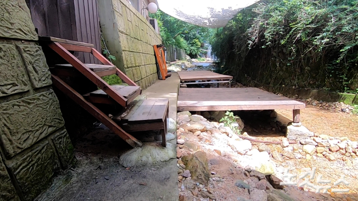 불법시설물이 설치된 서울의 한 계곡. 박철웅 PD