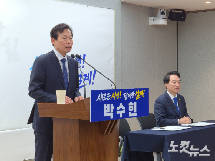 더불어민주당 충남지사 후보 경선에 나섰던 나소열 후보(왼쪽)가 9일 충남도청에서 열린 기자회견에서 박수현 후보에 대한 지지의 뜻을 밝히고 있다. 김정남 기자