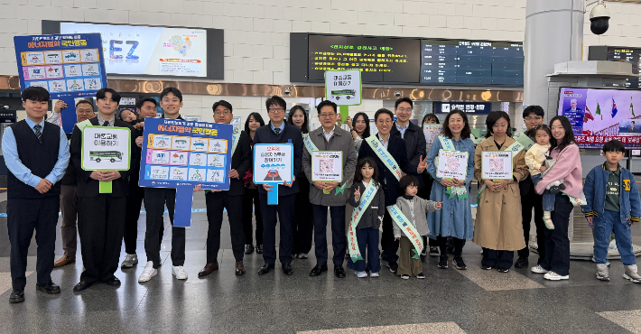 한국동서발전은 9일 오전 울산 태화강역에서 출근길 에너지 절약 캠페인을 진행했다. 한국동서발전 제공
