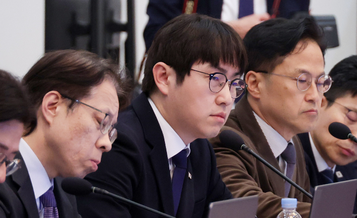 대통령 발언 듣는 하정우 AI미래기획수석(왼쪽 세번째). 연합뉴스