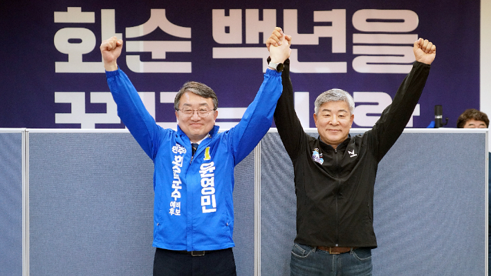 문행주 화순군수 예비후보가 9일 선거사무소에서 더불어민주당 군수 선거 결선을 앞두고 윤영민 후보에 대한 전격적인 지지를 선언했다. 문 후보 측 제공 