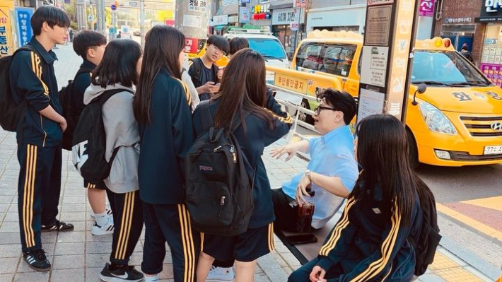 한동훈 전 국민의힘 대표가 8일 부산 북구에서 학생들과 대화를 나누고 있다. 한동훈 전 대표 SNS 캡처