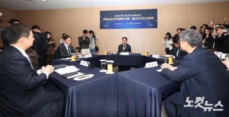 배경훈 부총리 겸 과학기술정보통신 장관이 9일 오후 서울 강남구 한국과학기술회관에서 열린 통신3사 CEO간담회에서 발언하고 있다.