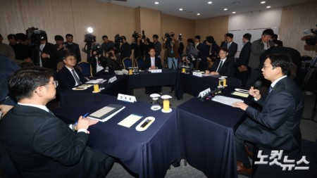 배경훈 부총리 겸 과학기술정보통신 장관이 9일 오후 서울 강남구 한국과학기술회관에서 열린 통신3사 CEO간담회에서 발언하고 있다.