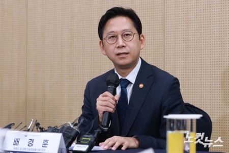 배경훈 부총리 겸 과학기술정보통신 장관이 9일 오후 서울 강남구 한국과학기술회관에서 열린 통신3사 CEO간담회에서 발언하고 있다.