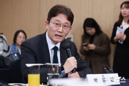 박윤영 KT 대표이사가 9일 오후 서울 강남구 한국과학기술회관에서 열린 통신3사 CEO간담회에서 발언하고 있다.