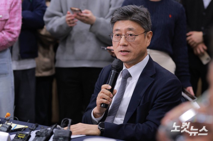 정재헌 SK텔레콤 대표이사가 9일 오후 서울 강남구 한국과학기술회관에서 열린 통신3사 CEO간담회에서 발언하고 있다.