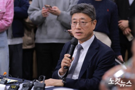 정재헌 SK텔레콤 대표이사가 9일 오후 서울 강남구 한국과학기술회관에서 열린 통신3사 CEO간담회에서 발언하고 있다.