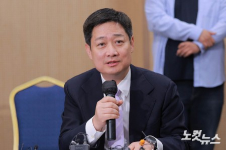 홍범식 LG 유플러스 대표이사가 9일 오후 서울 강남구 한국과학기술회관에서 열린 통신3사 CEO간담회에서 발언하고 있다.