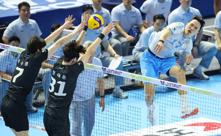 자난 4일 챔피언 결정전 2차전에서 대한항공 임동혁이 강타를 터뜨리는 모습. 연합뉴스 