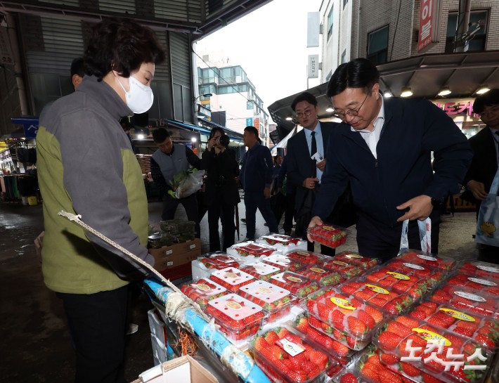 과일 사는 행안부 장관