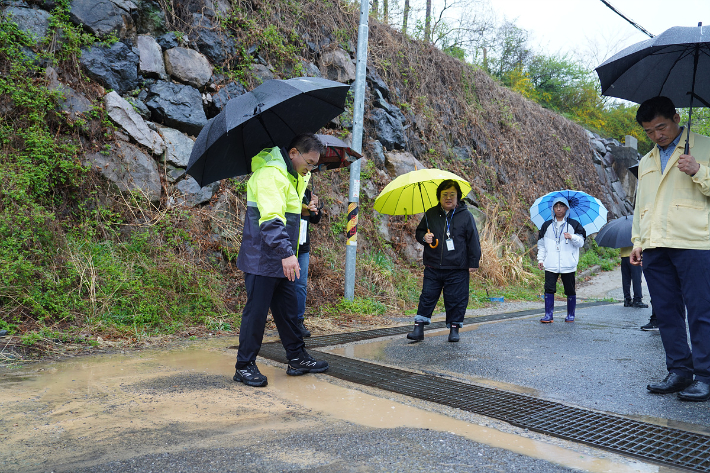 정현구(왼쪽) 여수시장 권한대행을 비롯한 여수시 관계자가 급경사지 현장을 점검하고 있다. 여수시 제공