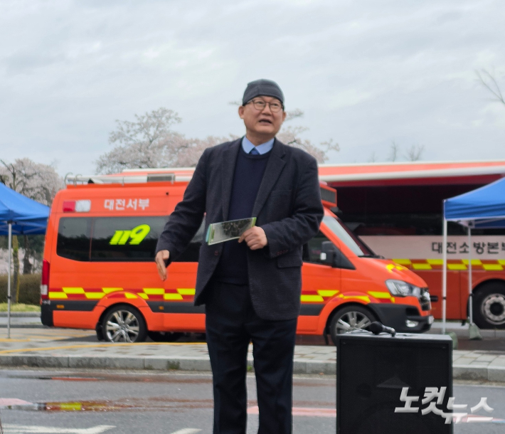 9일 오전 대전시 문창용 환경국장이 수색 상황에 대해 설명하고 있다. 박우경 기자