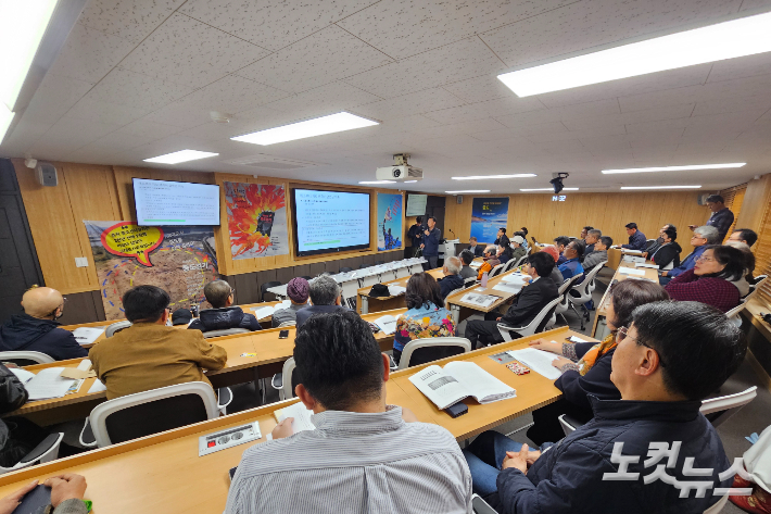 중도문화연대와 강원평화경제연구소, 레고랜드범시민대책위원회 등 7개 시민사회단체는 9일 강원대 사회과학대학에서 '중도역사문화생태공원 조성을 위한 시민토론회'를 개최했다. 구본호 기자