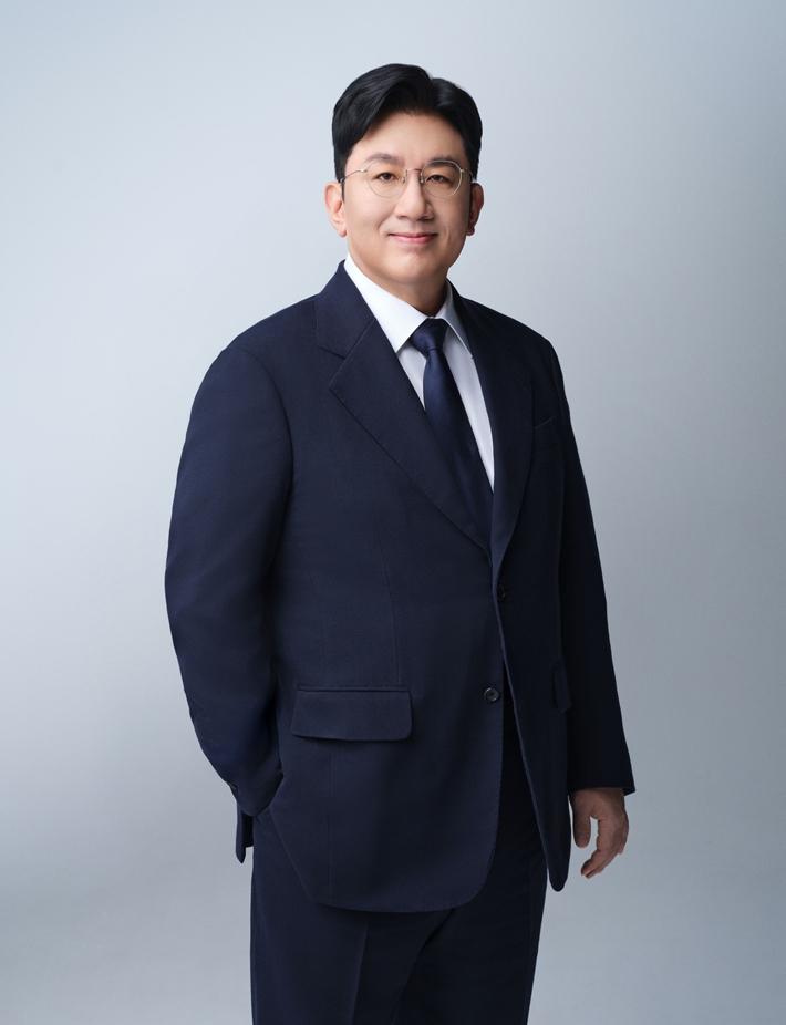 방시혁 하이브 의장이 미국 빌보드와 한 인터뷰가 8일(현지 시각) 공개됐다. 하이브 제공
