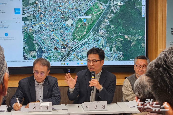 중도문화연대와 강원평화경제연구소, 레고랜드범시민대책위원회 등 7개 시민사회단체가 주최한 '중도역사문화생태공원 조성을 위한 시민토론회'가 9일 강원대학교 사회과학대학에서 개최된 가운데 박정민 강원CBS 보도국장이 발언하고 있다. 구본호 기자