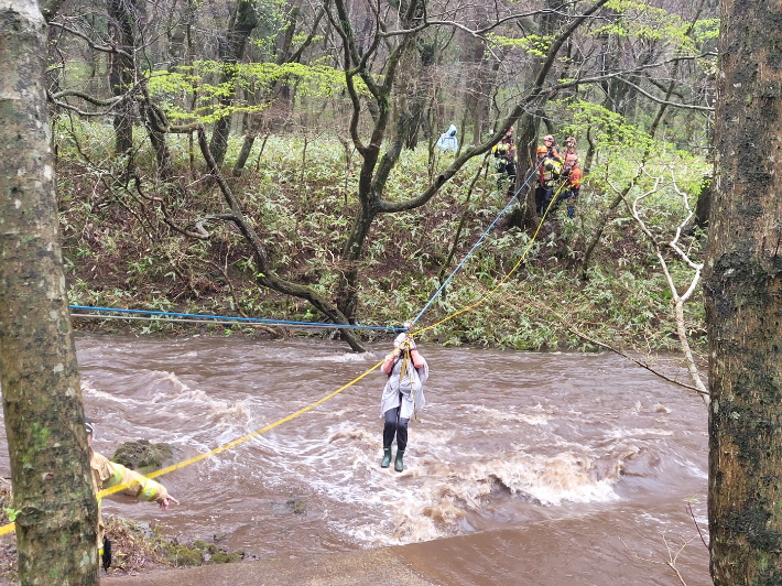 9일 오후 2시쯤 제주시 조천읍 하천 범람으로 3명이 고립돼 소방당국이 구조작업을 하고 있다. 제주소방안전본부 제공