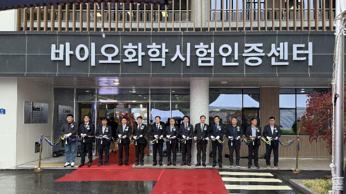 9일 여수 국가산업단지 미래혁신지구에서 전라남도와 여수시 등 정계·관계·경제계 주요 내빈이 '여수 바이오화학 시험인증센터' 테이프커팅식을 하고 있다. 전라남도 제공  