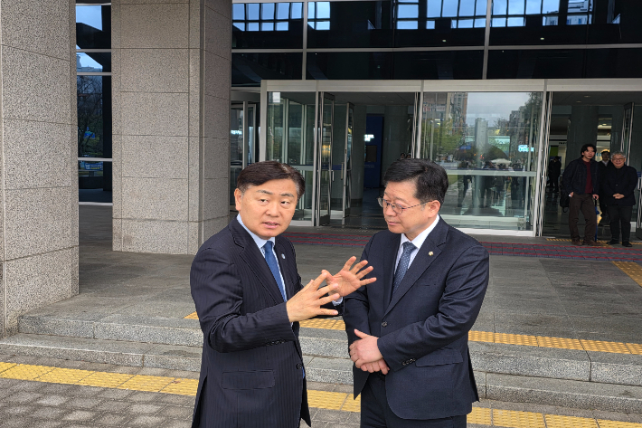 9일 안호영 민주당 전북지사 경선 후보(오른쪽)와 김관영 전북지사가 도정 현안을 놓고 대화를 나누고 있다. 안호영 후보 측 제공