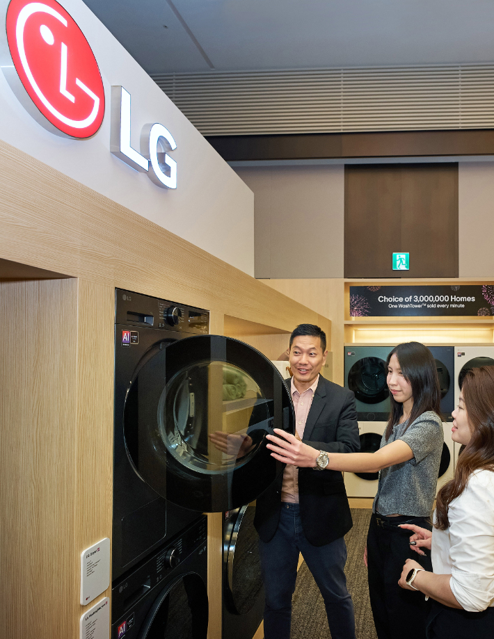 아시아·태평양 가전 유통 거래선 고객이 LG전자의 혁신적인 가전 신제품을 살펴보고 있다. LG전자 제공