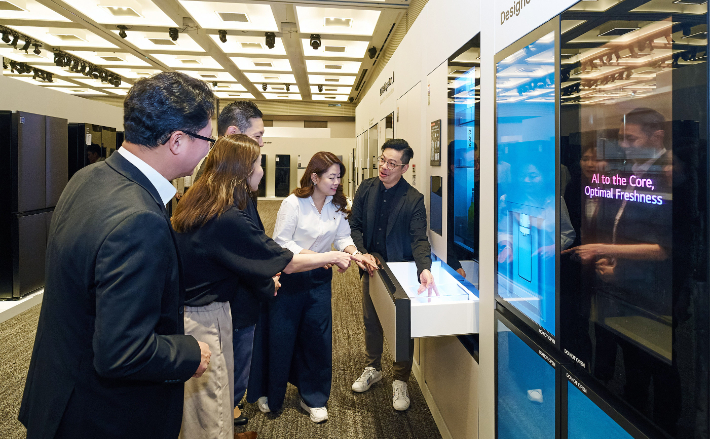 아시아·태평양 가전 유통 거래선 고객이 LG전자의 혁신적인 가전 신제품을 살펴보고 있다. LG전자 제공