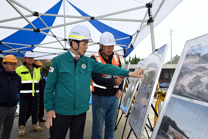 안병구 밀양시장이 밀양역 재건축 현장을 방문해 관계자로부터 공사 현황에 대한 설명을 듣고 있다. 밀양시 제공 
