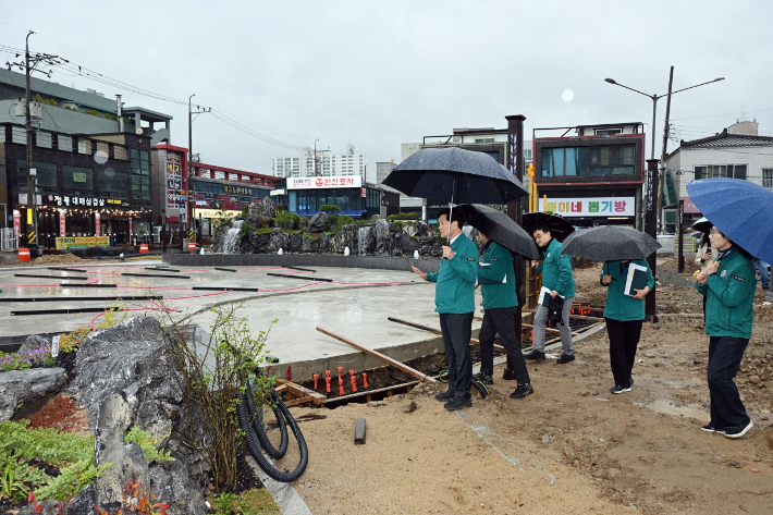 안병구 밀양시장이 삼문동 제2어린이공원 조성 현장을 둘러보며 관계자와 향후 계획을 논의하고 있다. 밀양시 제공 