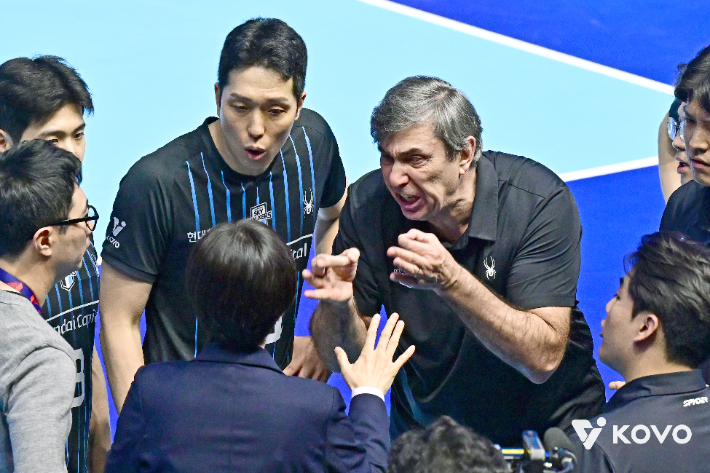 판정에 항의하는 필립 블랑 현대캐피탈 감독. 한국배구연맹