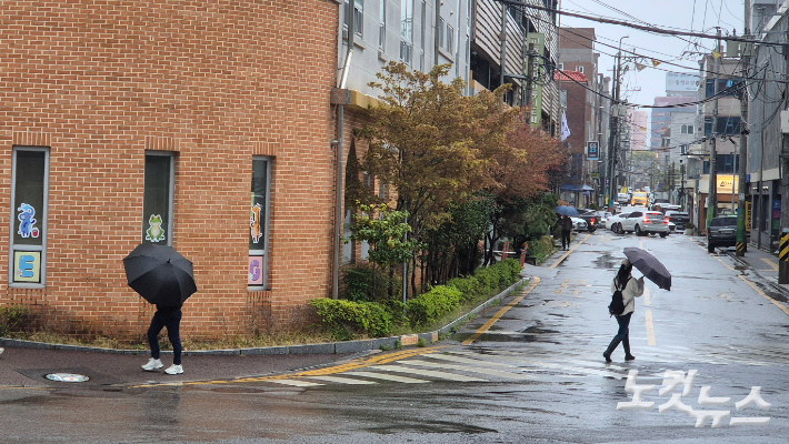 강한 바람과 함께 비가 내리던 9일 오후 광주 북구의 한 도로에서 시민들이 우산으로 바람을 막으며 걸어가고 있다. 한아름 기자