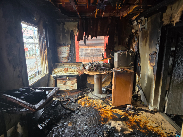 불에 탄 주택 내부와 가재도구. 전북소방본부 제공