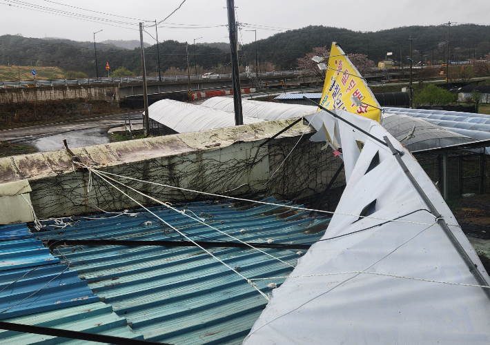 9일 오후 3시 30분쯤 전남 담양군 고서면의 한 식당에 설치된 간판이 강풍을 이기지 못해 쓰러진 모습. 전남도소방본부 제공