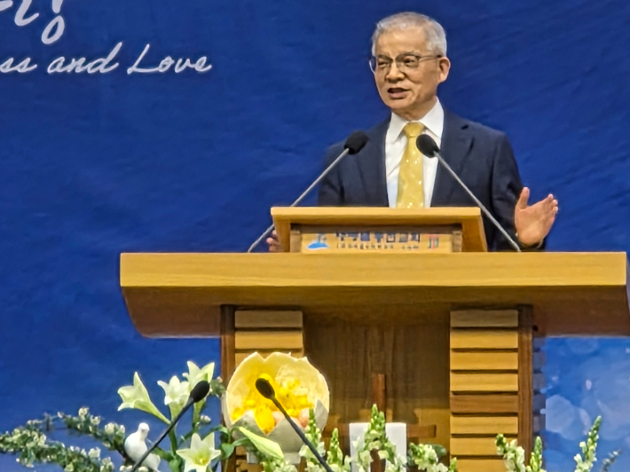 남대문교회 원로목사 손윤탁 목사가 설교를 하고 있다. 사진: 아산시기독교연합회