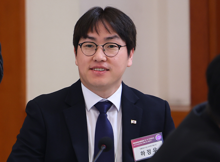 하정우 AI미래기획수석이 9일 청와대에서 열린 국민경제자문회의 제1차 전체 회의에 참석해 있다. 연합뉴스