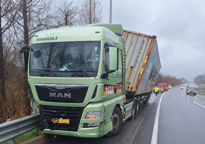 9일 낮 12시 40분쯤 전남 곡성군 삼기면의 한 도로에서 빗길에 미끄러진 60대 B씨의 화물차가 도로 우측 가드레일을 충격했다. 전남도소방본부 제공