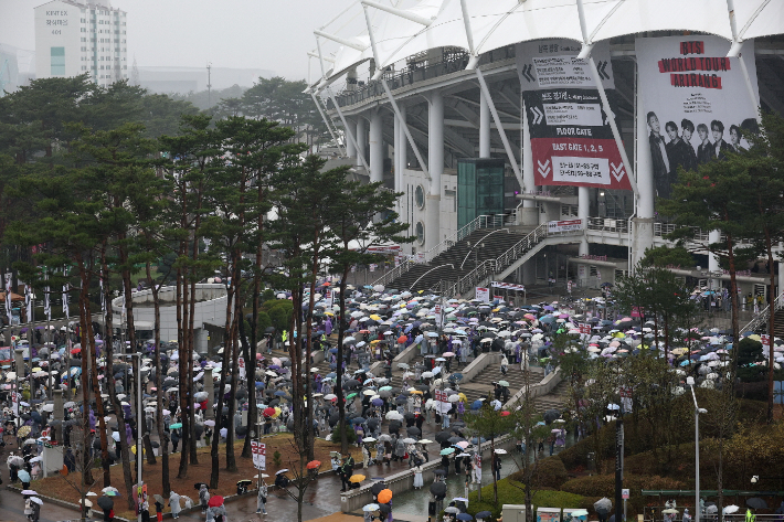 9일 오후 BTS 공연을 보기 위해 고양종합운동장을 찾은 관객들. 고양시 제공