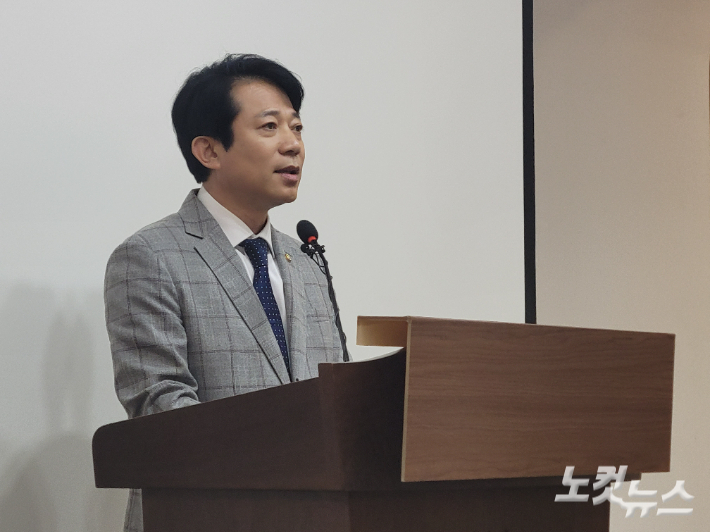 기자회견 하는 이강일 국회의원. 박현호 기자