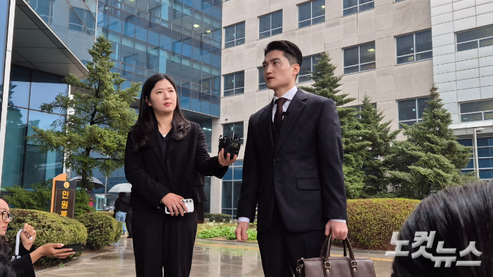 지난 2월 9일 김소영에게 약물 음료를 받아먹고 숨진 20대 남성 유족의 변호인인 법률사무소 빈센트 남언호 변호사가 9일 서울북부지법에서 기자회견을 열었다. 송선교 기자