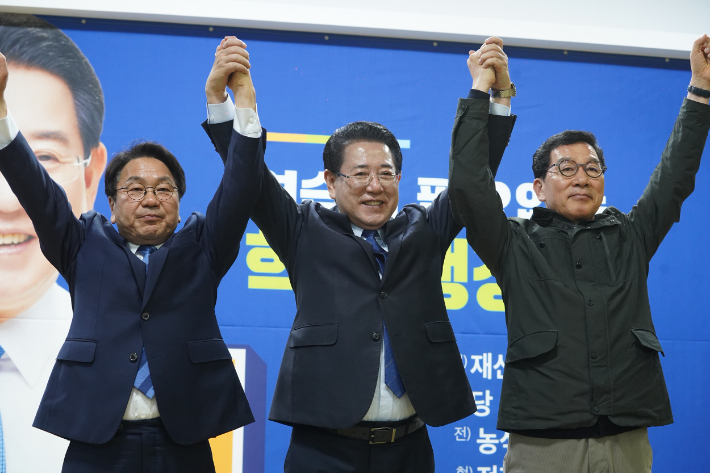 신정훈 국회의원과 강기정 광주시장은 9일 김영록 후보의 광주 선거사무실을 찾아 손을 맞잡고 경선 승리를 다짐했다. 김영록 캠프 제공