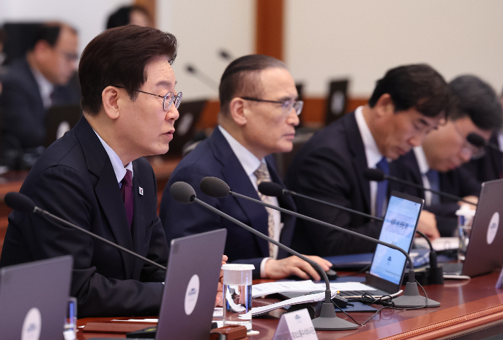 이재명 대통령이 9일 청와대에서 열린 수석보좌관회의에서 발언하고 있다. 연합뉴스