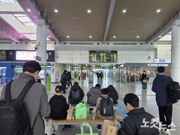 설 명절을 앞두고 대전역에서 열차를 기다리는 시민들. 박우경 기자