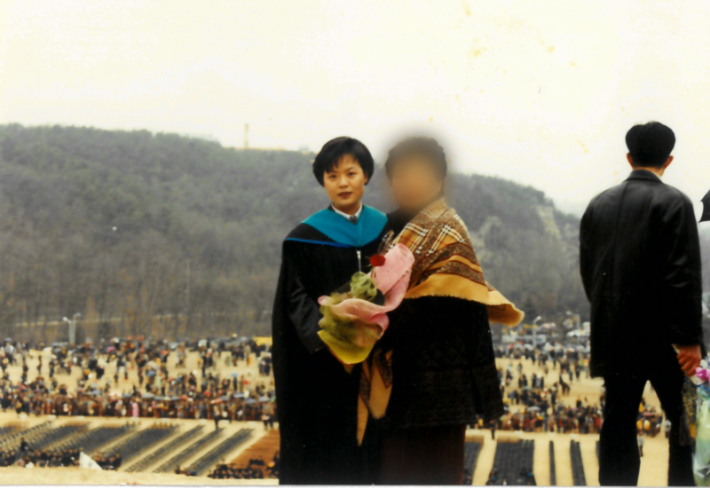 20대 시절, 학부와 대학원에서 경제학을 공부한 윤희숙 예비후보의 모습. 그는 "'차가운 머리'와 '뜨거운 가슴'을 가진 경제학자가 되고 싶었다"고 적었다. 윤 후보 페이스북 캡처