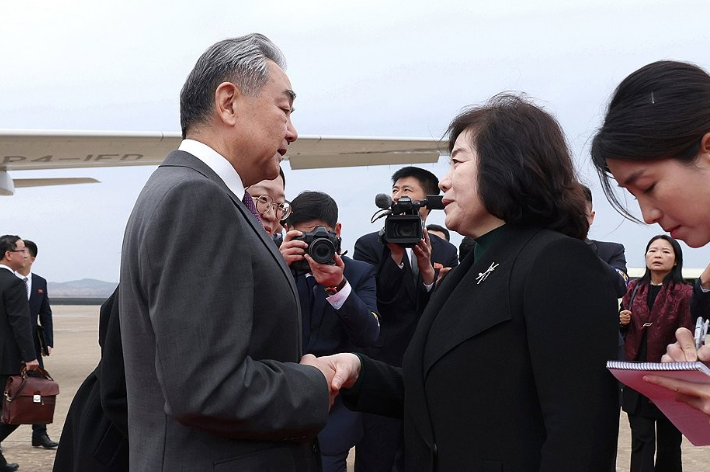 왕이 중국 외교부장(왼쪽)이 지난 9일 평양에 도착했다고 조선중앙통신이 10일 보도했다. 통신은 최선희 북한 외무상(오른쪽)이 왕이 중국 외교부장과 일행을 맞이했다고 전했다. 연합뉴스