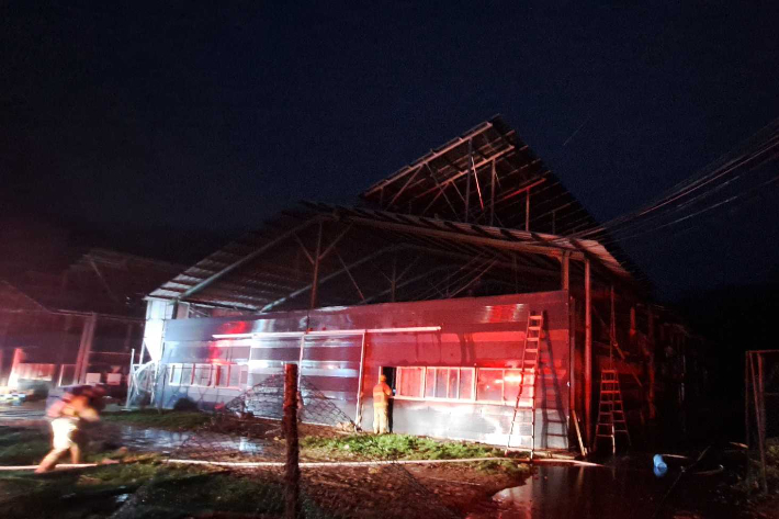 10일 오전 4시 54분쯤 강원 횡성군 서원면 금대리의 한 양계장에서 불이 났다. 강원소방본부 제공