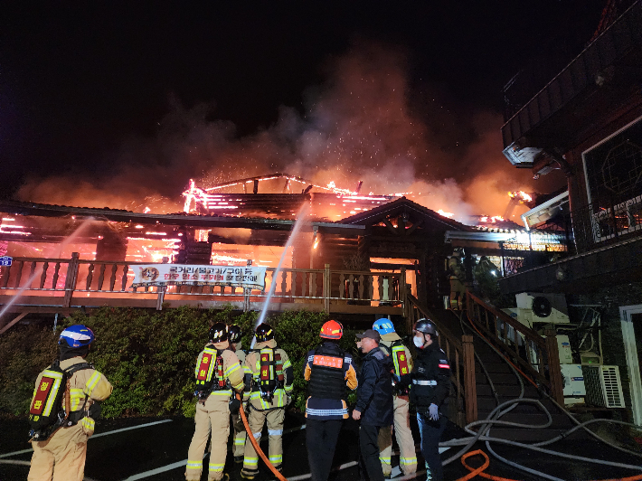 10일 부산 기장군 음식점 화재 현장. 부산소방재난본부 제공