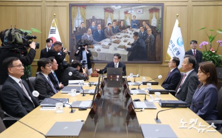 이창용 한국은행 총재가 10일 서울 중구 한국은행 본관에서 열린 금융통화위원회 본회의에서 의사봉을 두드리고 있다.
