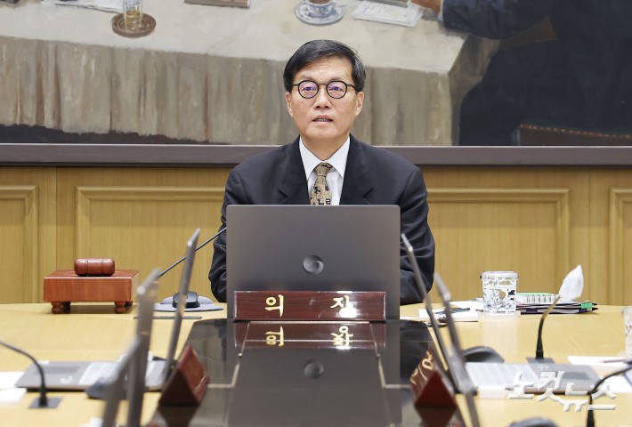 이창용 한국은행 총재가 10일 서울 중구 한국은행 본관에서 열린 금융통화위원회 본회의를 주재하고 있다.