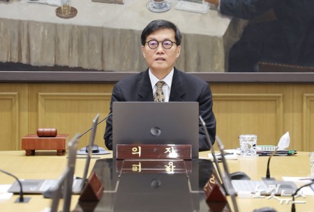 이창용 한국은행 총재가 10일 서울 중구 한국은행 본관에서 열린 금융통화위원회 본회의를 주재하고 있다.