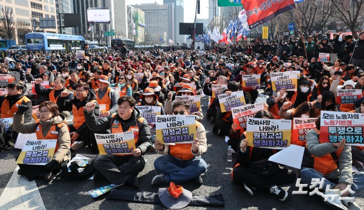 '노란봉투법 시행 첫날인 지난 달 10일 서울 세종로에서 열린 민주노총 투쟁 선포대회에서 조합원들이 손팻말을 들고 구호를 외치고 있다. 박종민 기자  